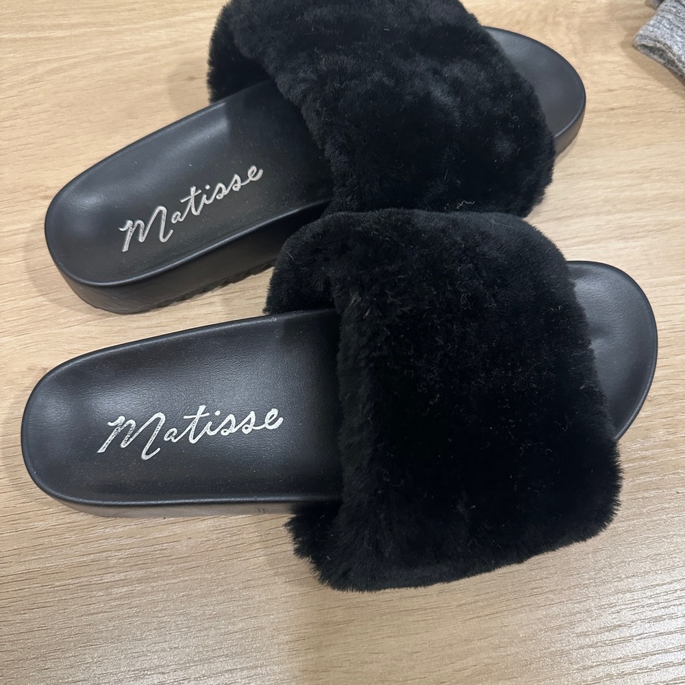 NEW Matisse footwear Black Cozy fuzzy Slippers size 7